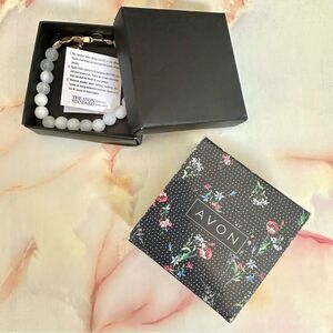 Avon white garden charm bee stretch bracelet